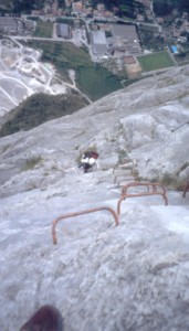 Che Guevara - Blick zur�ck, Eisenklammern