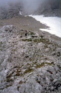 Abstieg - Schotterhang mit Wolken